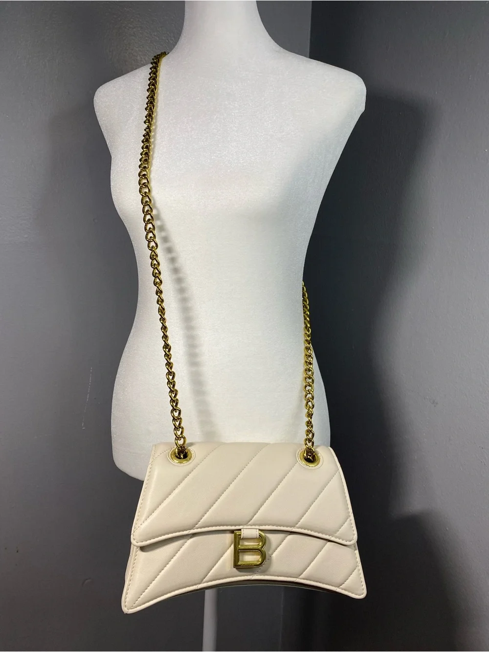 Hourglass Cream Quilted Gold Chain-Strap Shoulder Bag